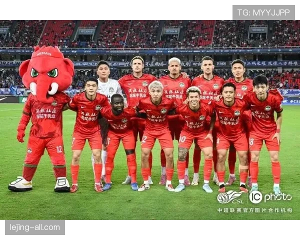 河南队主场球迷高唱队歌激励球队奋起直追